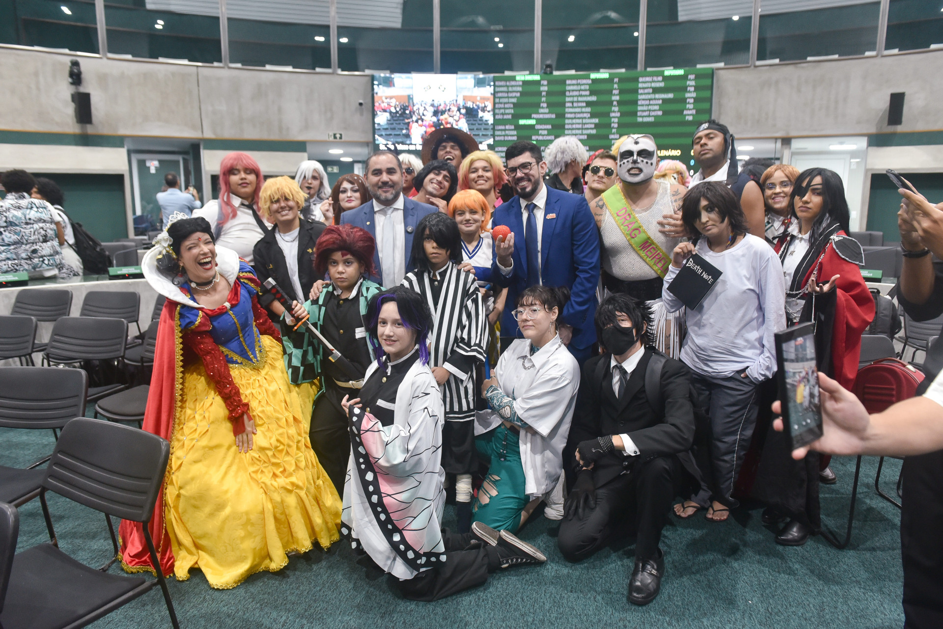 Cosplayers ocupam o Plenário da Assembleia Legislativa do Ceará em homenagem aos 25 anos do Sana